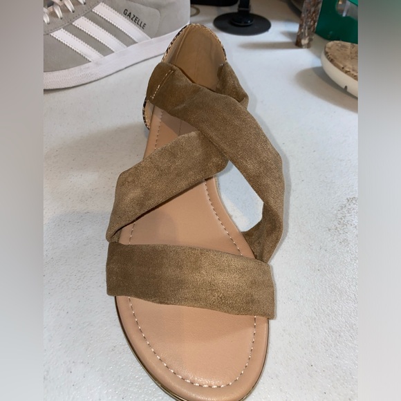 Vintage Havana Women's Tan Sandals with snakeskin print on back - Picture 1 of 7